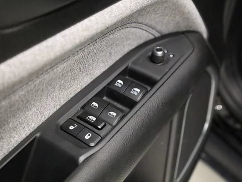 Used 2025 Jeep Compass Latitude AWD/4WD image 18