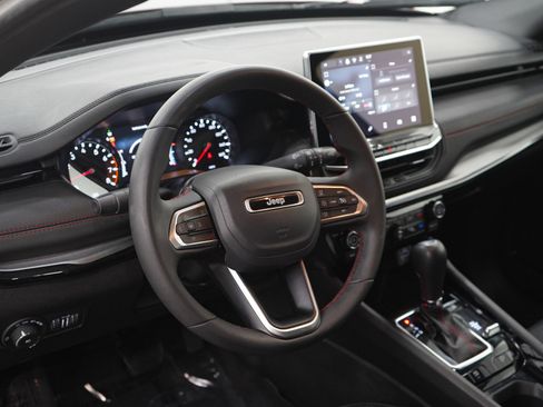 Used 2025 Jeep Compass Trailhawk AWD/4WD image 21