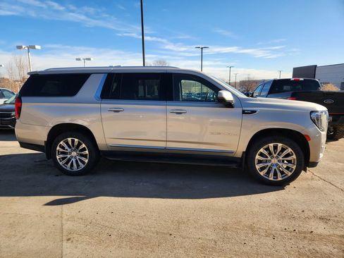 Used 2022 GMC Yukon XL Denali image 4