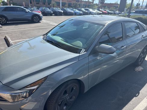 Used 2021 Hyundai Elantra SEL w/ Convenience Package FWD image 4