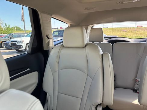 Used 2020 Buick Enclave Essence w/ Sound and Sites Package AWD/4WD image 33