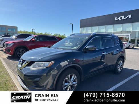 Used 2016 Nissan Rogue SV image 2