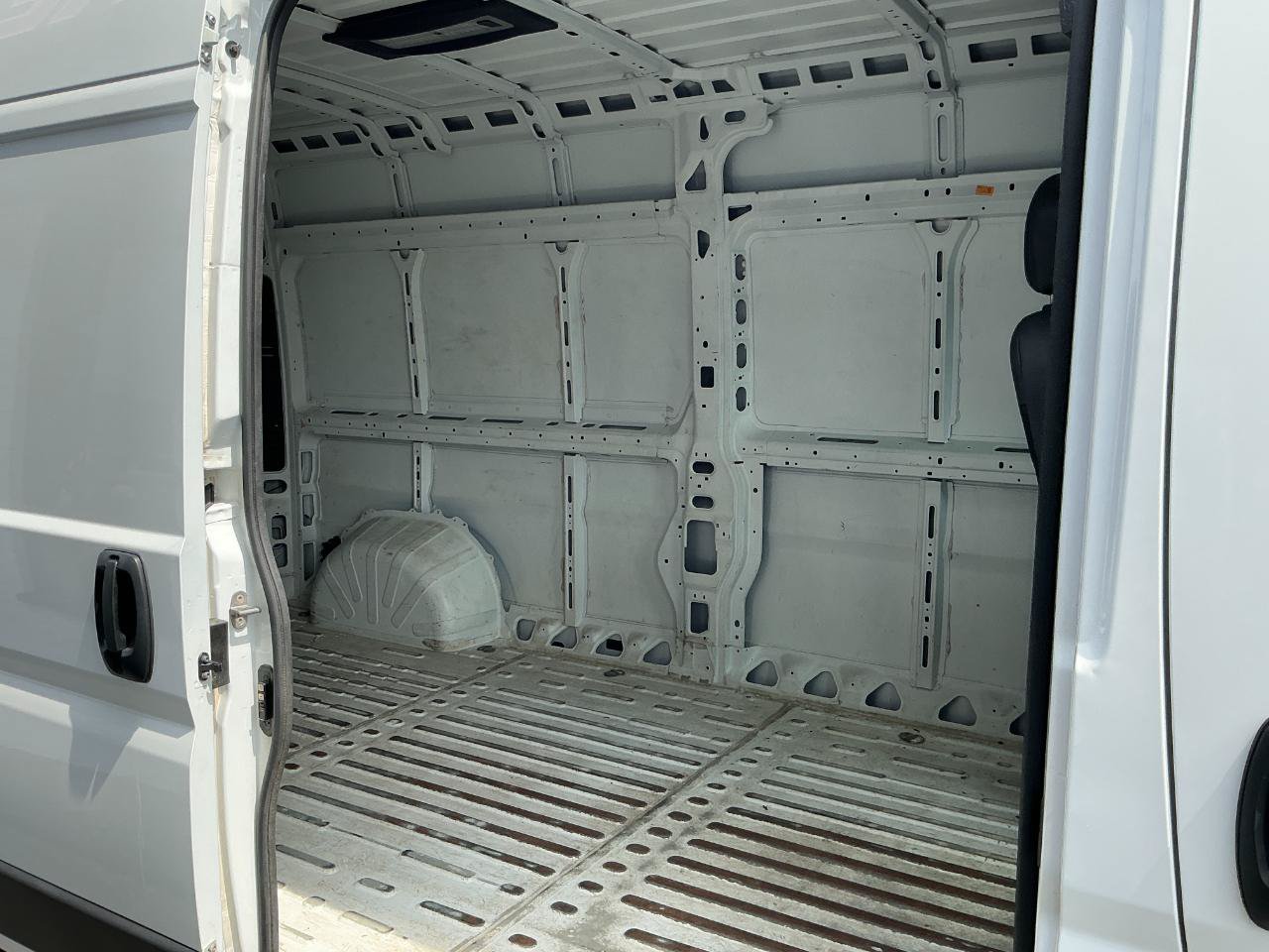 Used 2024 RAM ProMaster 2500 w/ Convenience Group FWD image 19