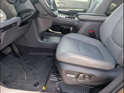 Used 2023 Toyota Sienna XLE FWD image 9