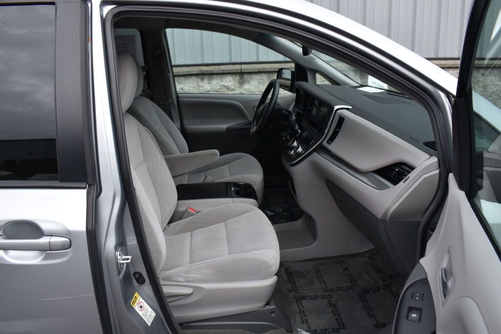 Certified 2016 Toyota Sienna LE FWD image 23