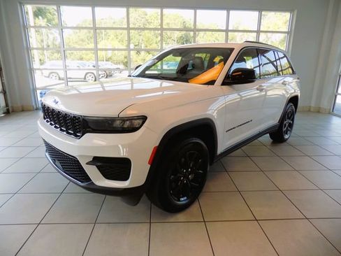 Certified 2024 Jeep Grand Cherokee Altitude RWD image 3