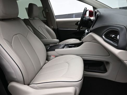 Used 2021 Chrysler Pacifica Limited w/ Premium & Safety Sphere Group FWD image 7
