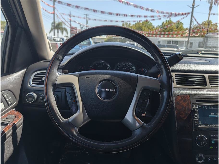 Used 2011 GMC Sierra 2500 Denali w/ Suspension Package, Off-Road AWD/4WD image 7