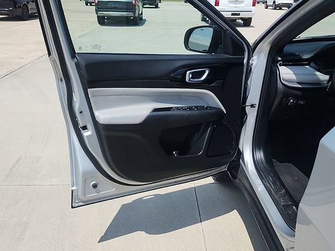 Used 2025 Jeep Compass Limited AWD/4WD image 8