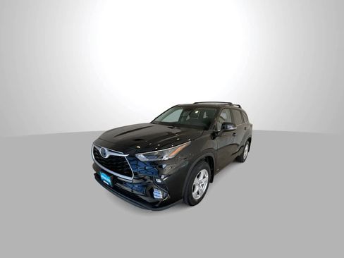 Used 2023 Toyota Highlander LE AWD/4WD image 4