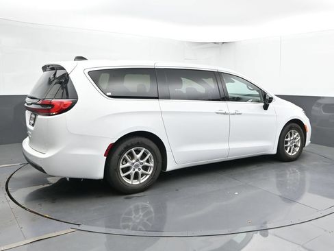 Used 2025 Chrysler Pacifica Select FWD image 3