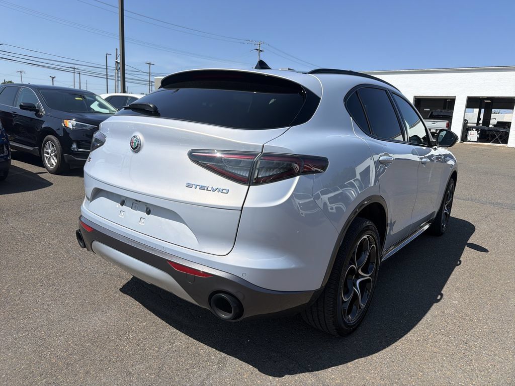 Used 2024 Alfa Romeo Stelvio Ti AWD/4WD image 5