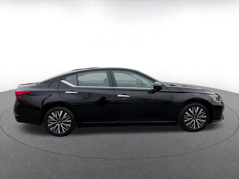 Used 2025 Nissan Altima 2.5 SV FWD image 16