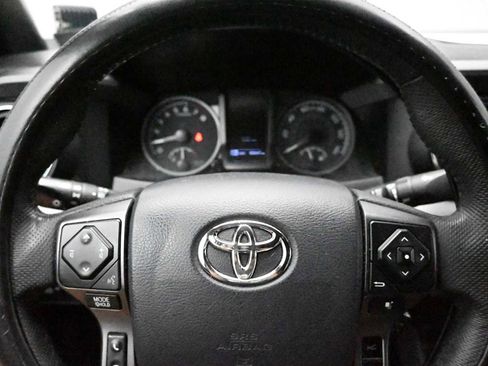 Used 2020 Toyota Tacoma TRD Off-Road AWD/4WD image 11