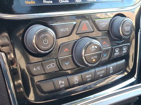 Used 2019 Jeep Grand Cherokee Laredo image 17