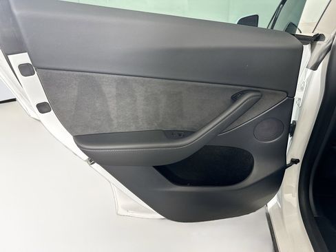 Used 2022 Tesla Model Y Long Range AWD/4WD image 24