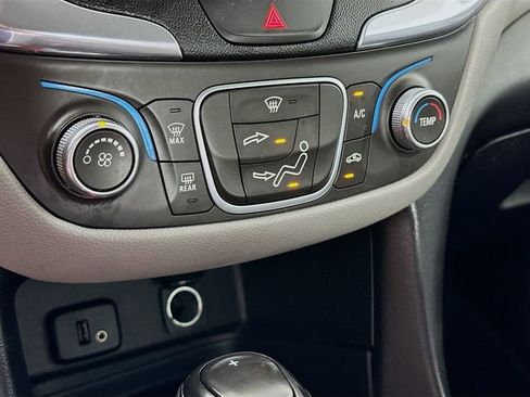 Used 2018 Chevrolet Equinox LT AWD/4WD image 19