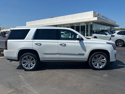 Used 2018 Cadillac Escalade Platinum AWD/4WD image 2