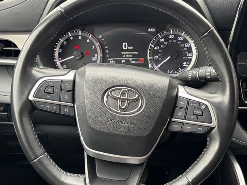 Used 2024 Toyota Highlander LE AWD/4WD image 22