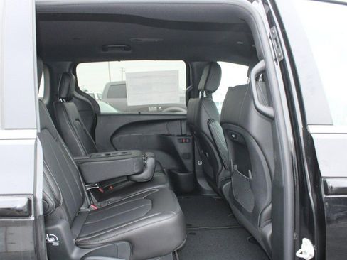 New 2026 Chrysler Pacifica Select image 4