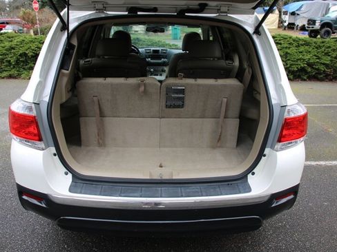 Used 2012 Toyota Highlander SE w/ Tow Pkg image 18