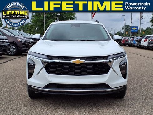 Used 2024 Chevrolet Trax LT w/ Driver Confidence Package FWD image 2