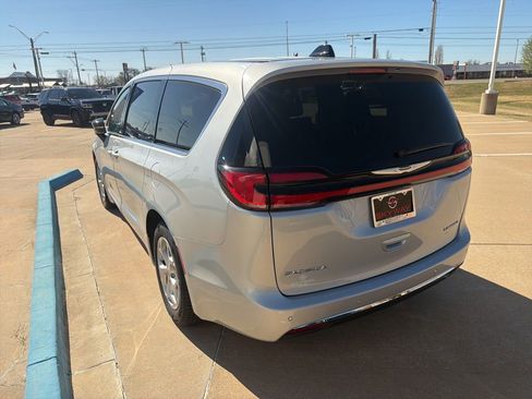 Used 2024 Chrysler Pacifica Limited image 20