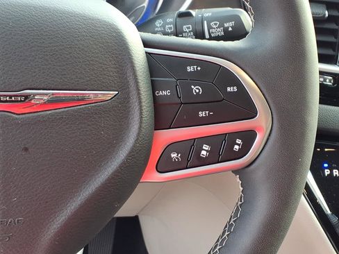 Used 2024 Chrysler Pacifica Touring-L image 19