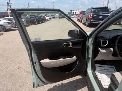 Used 2025 Hyundai Venue SEL FWD image 17