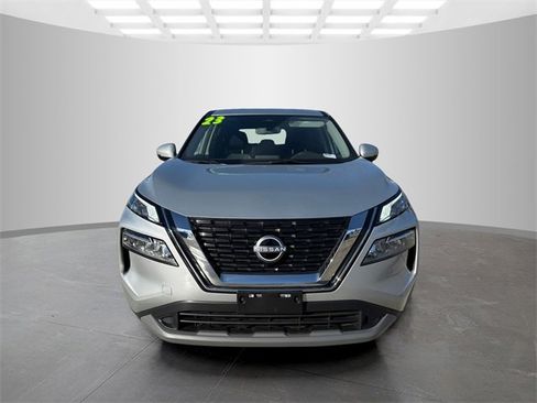 Used 2023 Nissan Rogue SV image 2