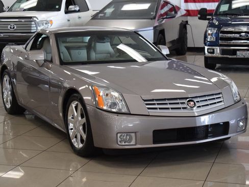 Used 2005 Cadillac XLR RWD image 3
