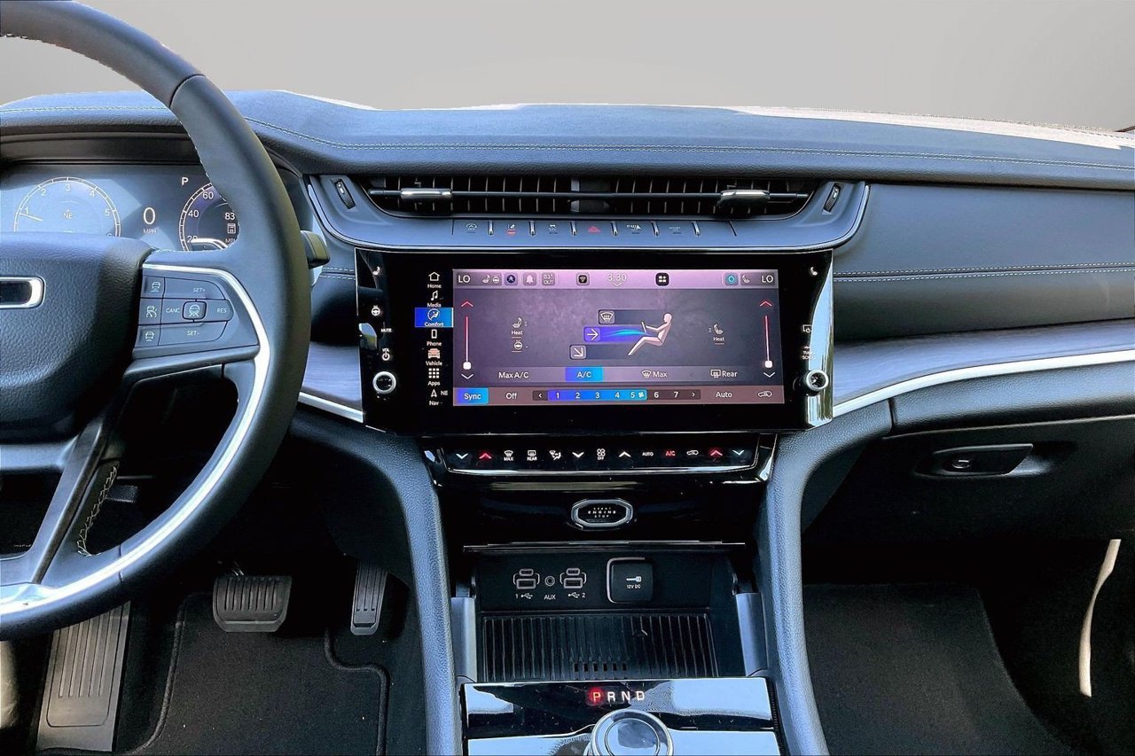 New 2027 Jeep Grand Cherokee Altitude RWD image 11