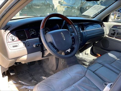 Used 2011 Lincoln Town Car Signature Limited image 16