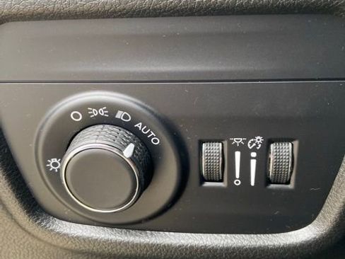 Used 2023 Jeep Grand Cherokee Laredo image 9