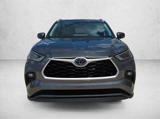 Used 2023 Toyota Highlander XLE FWD video 2