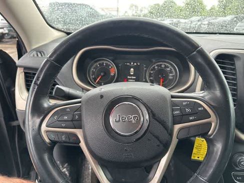 Used 2016 Jeep Cherokee Latitude FWD image 9