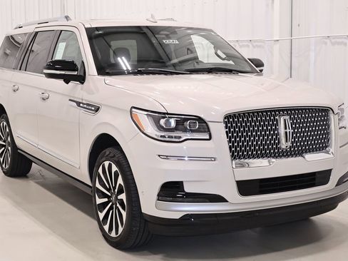 Used 2024 Lincoln Navigator L Reserve AWD/4WD image 3