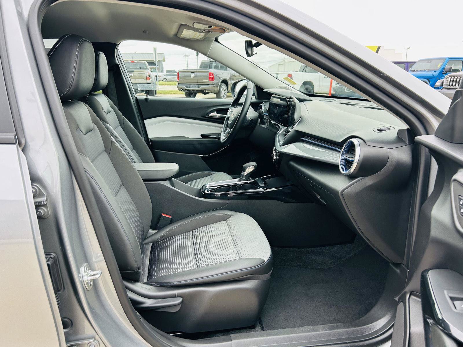 Used 2025 Chevrolet Trax LT w/ LT Convenience Package FWD image 29