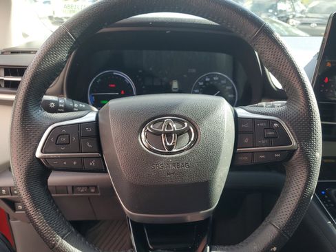 Used 2023 Toyota Sienna Limited image 17