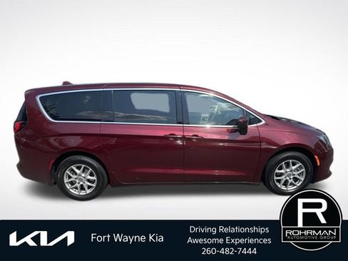 Used 2017 Chrysler Pacifica Touring FWD image 6