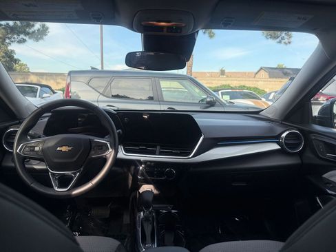 Used 2025 Chevrolet Trax LT w/ LT Convenience Package image 30
