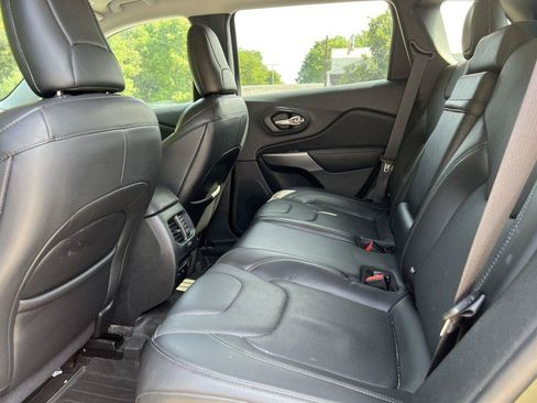 Used 2019 Jeep Cherokee Limited w/ Trailer Tow Group AWD/4WD image 4