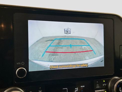 Used 2023 Toyota Highlander XLE AWD/4WD image 11