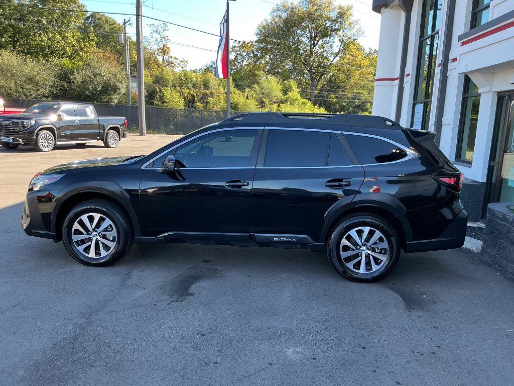 Used 2023 Subaru Outback Premium AWD/4WD image 4
