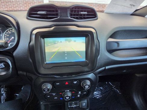 Used 2018 Jeep Renegade Latitude FWD image 14