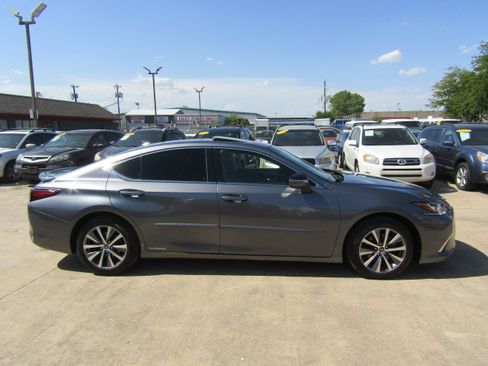 Used 2019 Lexus ES 300h image 4
