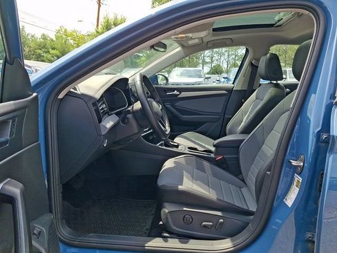 Used 2025 Volkswagen Jetta SE FWD image 13