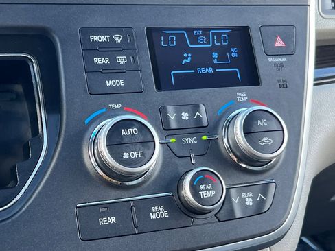 Used 2017 Toyota Sienna XLE Premium image 25