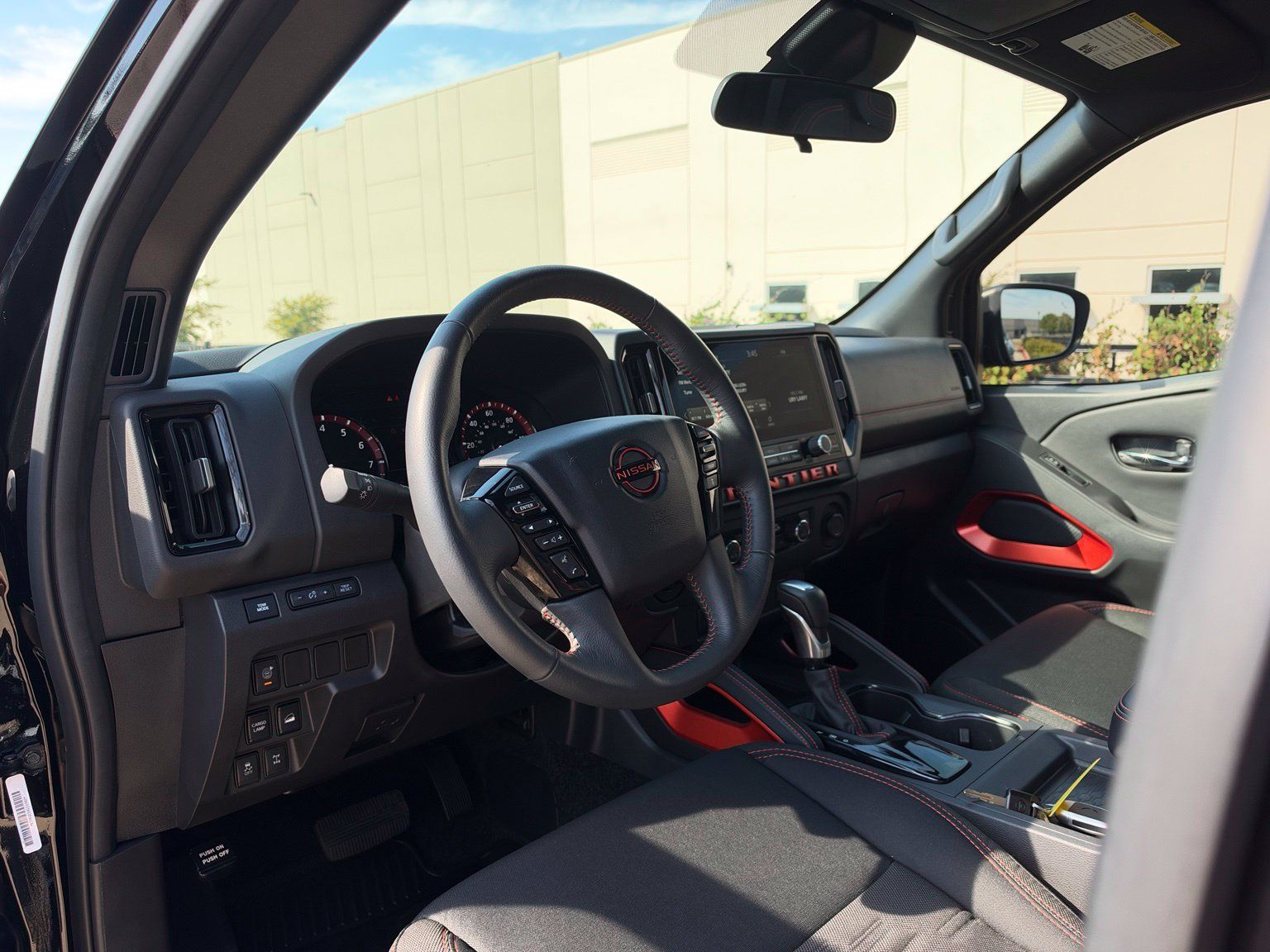 Used 2025 Nissan Frontier PRO-4X AWD/4WD image 9