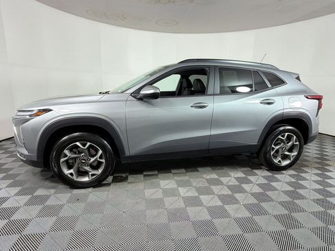 Used 2025 Chevrolet Trax LT image 2